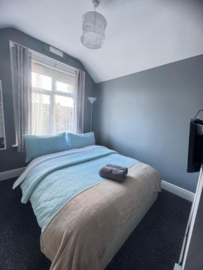 Shirley House 6, Guest House, Self Catering, Self Check in with smart locks, use of Fully Equipped Kitchen, close to City Centre, Ideal for Longer Stays, Excellent Transport Links